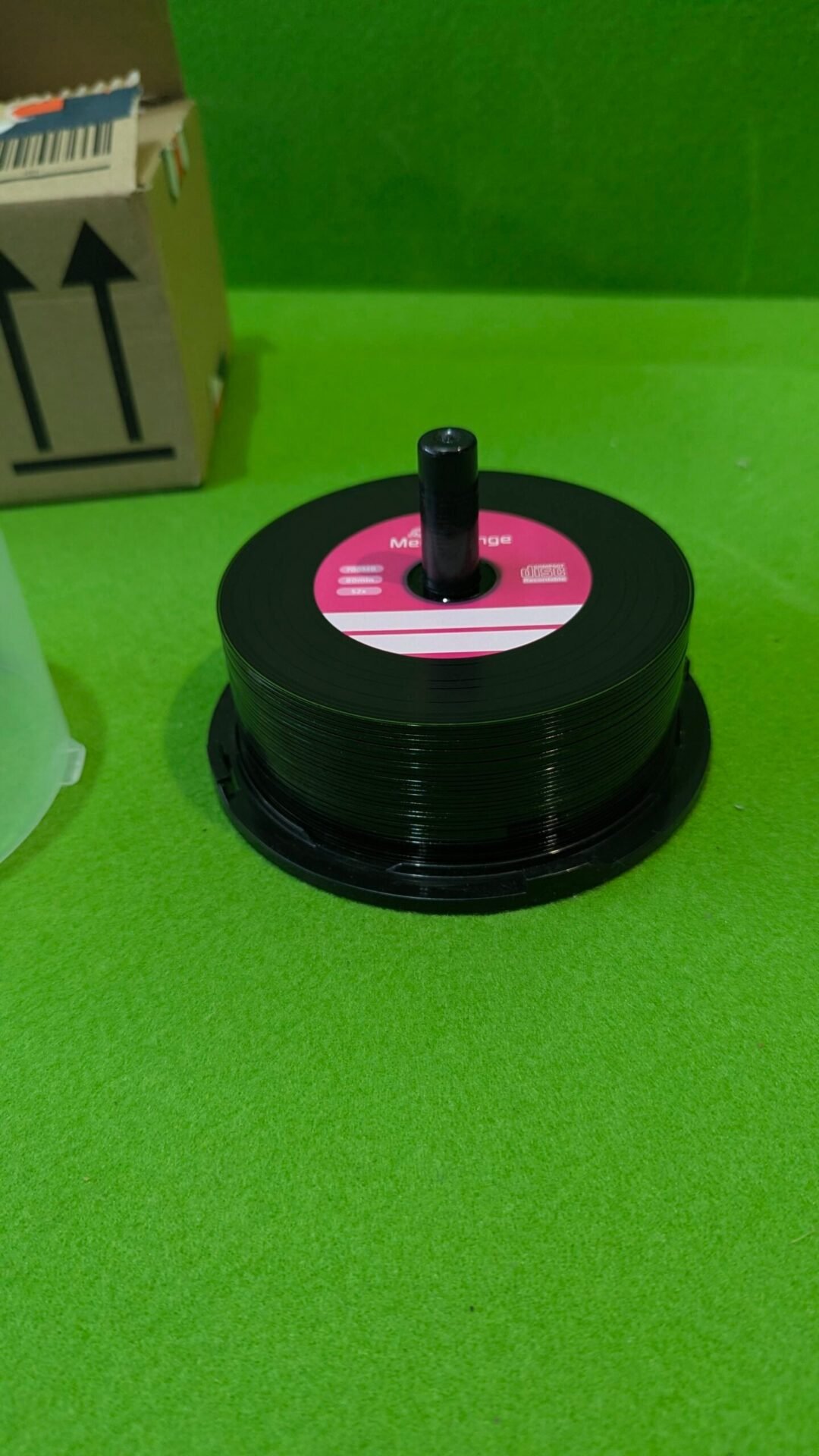 Foto 5 de 32 Discos CD en blanco DD-R de vinilo con fondo negro 52 x 700 mb 80m