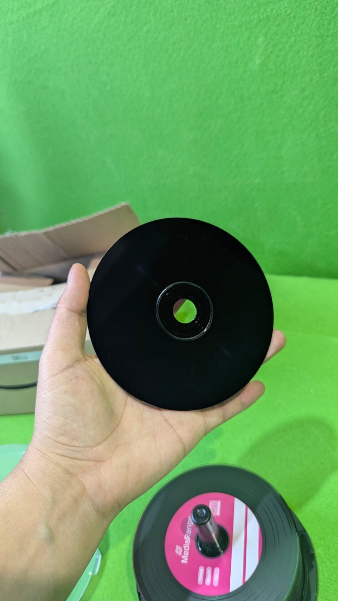 Foto 6 de 32 Discos CD en blanco DD-R de vinilo con fondo negro 52 x 700 mb 80m