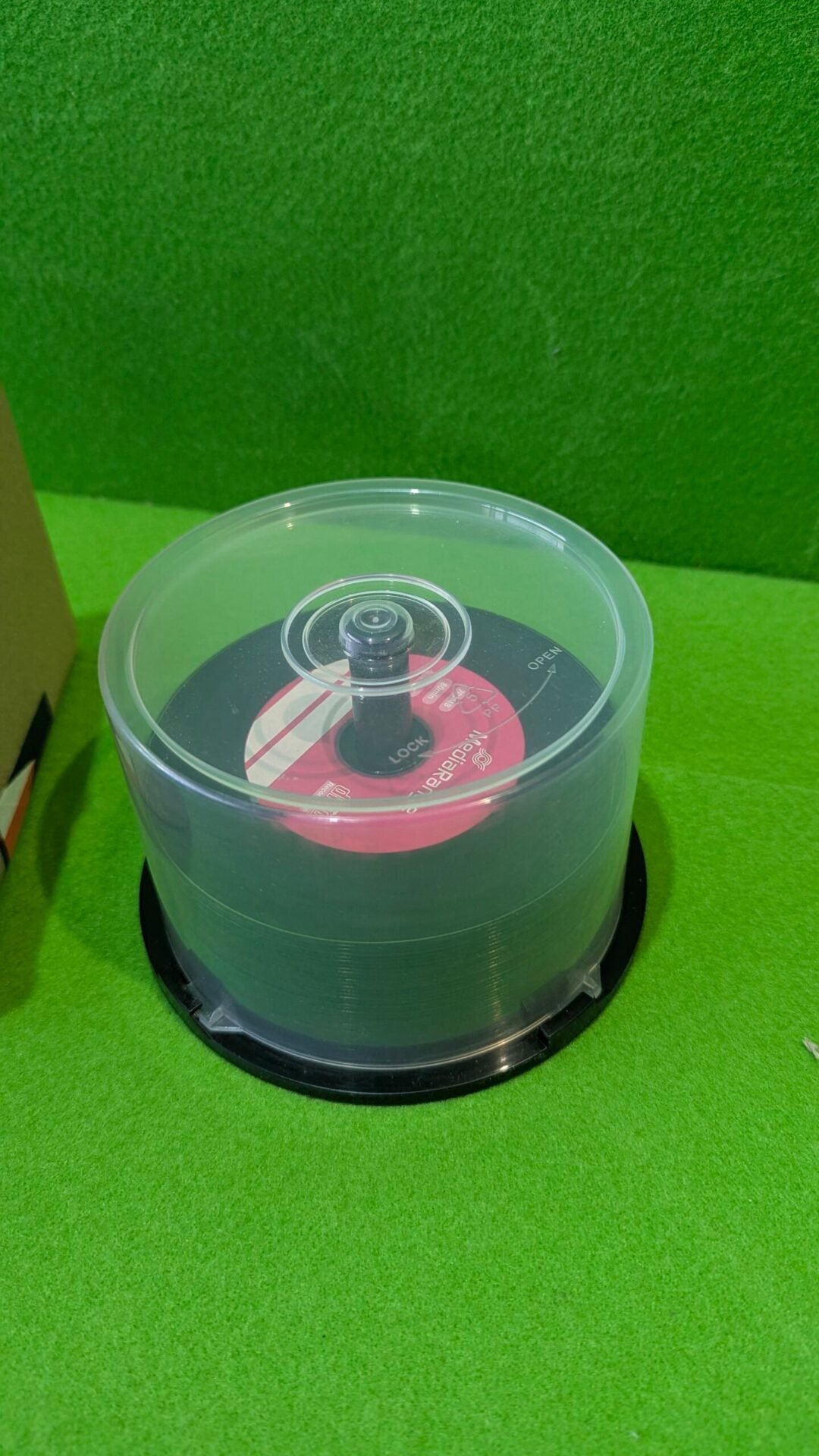 Foto 7 de 32 Discos CD en blanco DD-R de vinilo con fondo negro 52 x 700 mb 80m