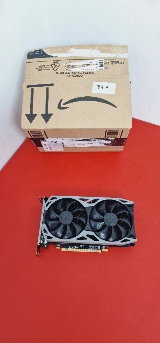 Foto 2 de EVGA GeForce GTX 1650 SC ULTRA ventilador doble