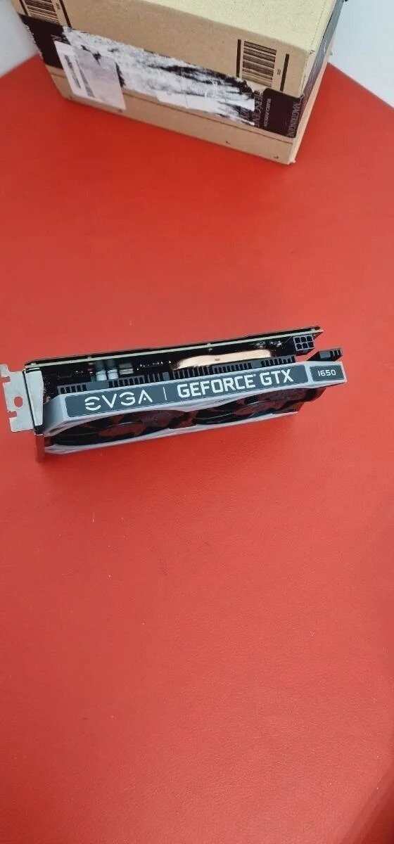 Foto 9 de EVGA GeForce GTX 1650 SC ULTRA ventilador doble