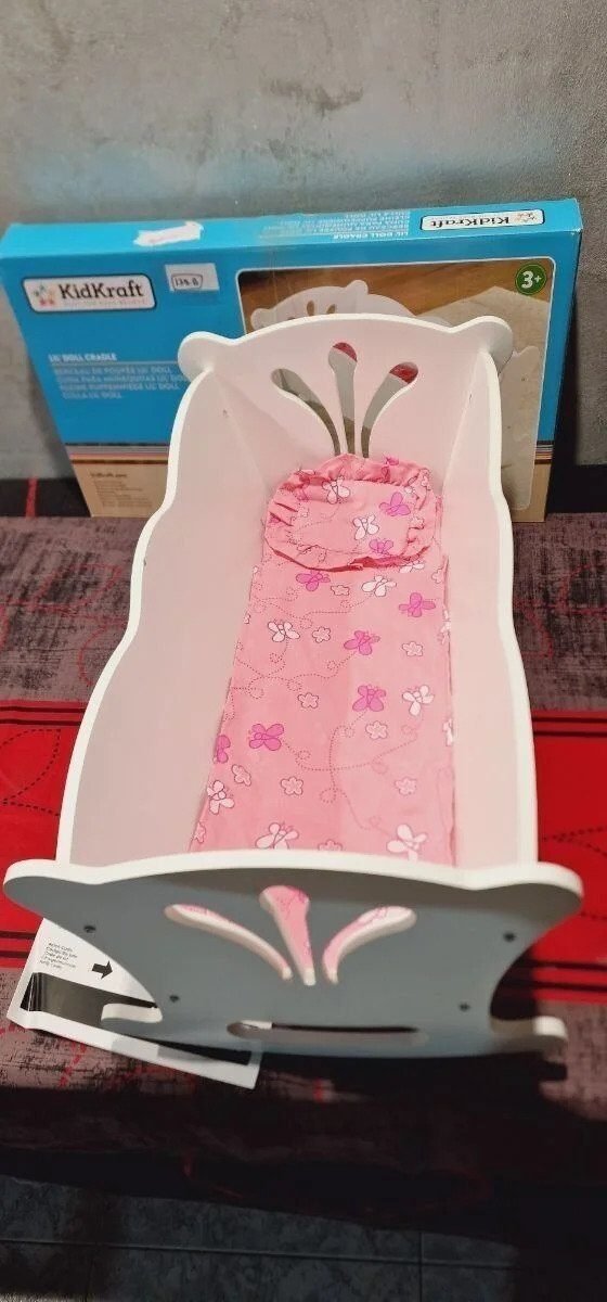Foto 4 de KidKraft- Cuna de madera de juguete con ropa de cama rosa