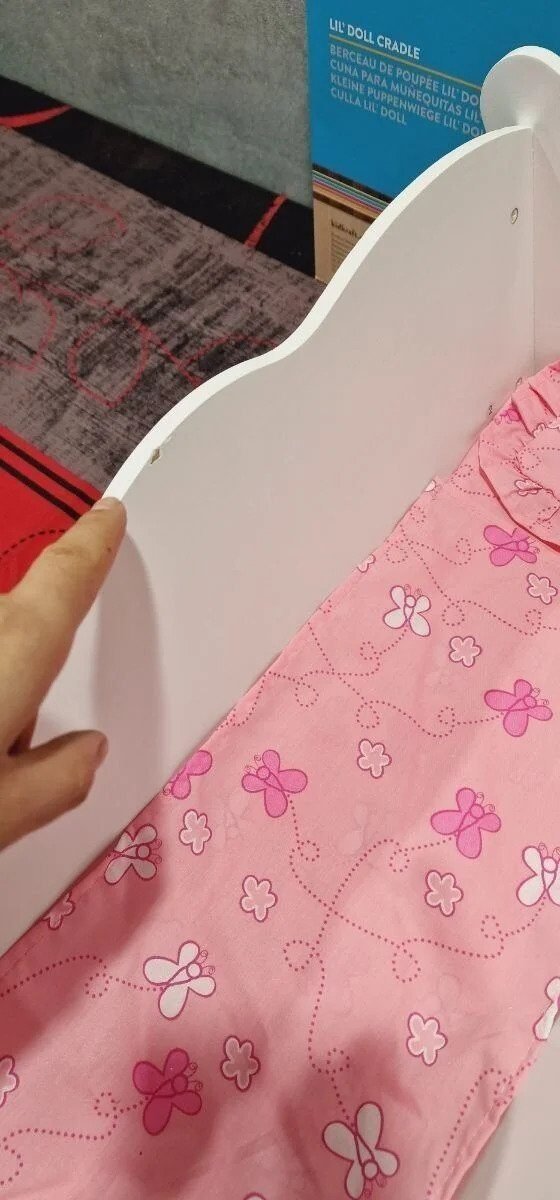 Foto 6 de KidKraft- Cuna de madera de juguete con ropa de cama rosa
