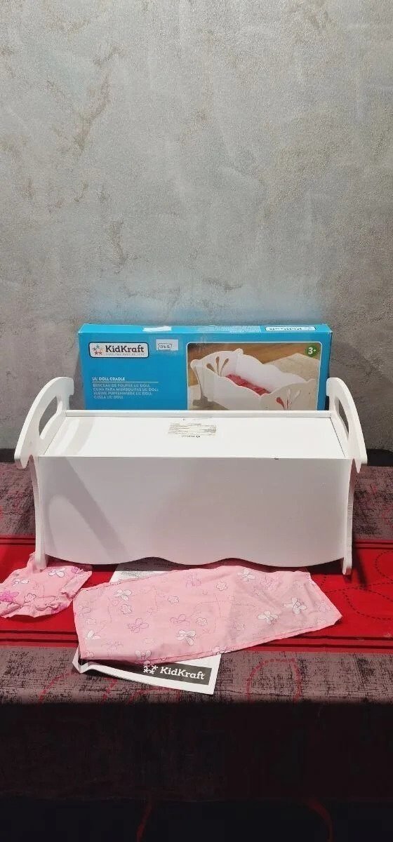 Foto 7 de KidKraft- Cuna de madera de juguete con ropa de cama rosa