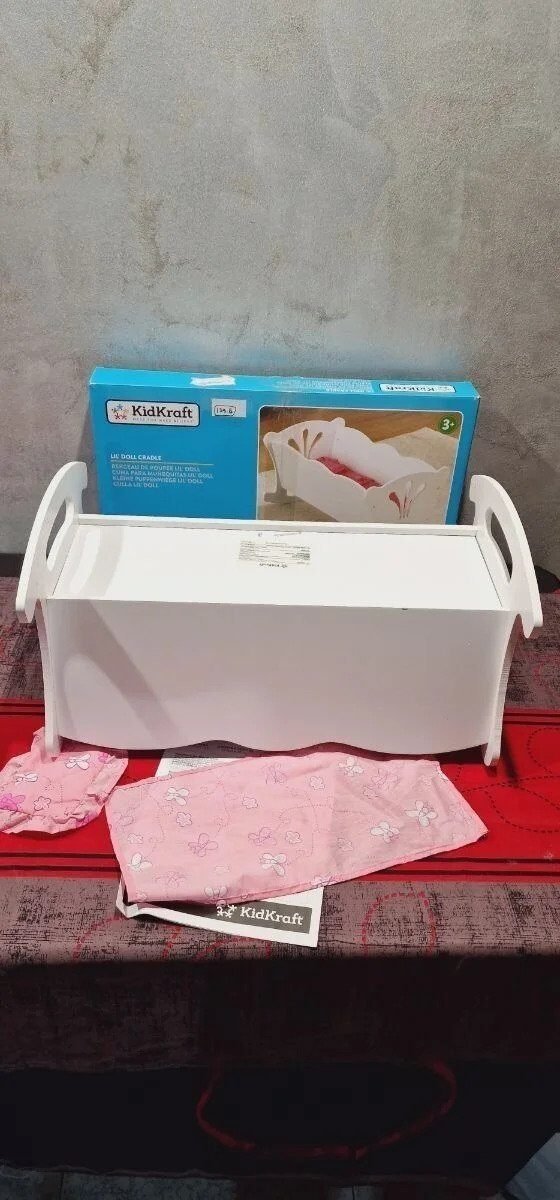 Foto 8 de KidKraft- Cuna de madera de juguete con ropa de cama rosa