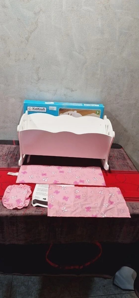 Foto 9 de KidKraft- Cuna de madera de juguete con ropa de cama rosa