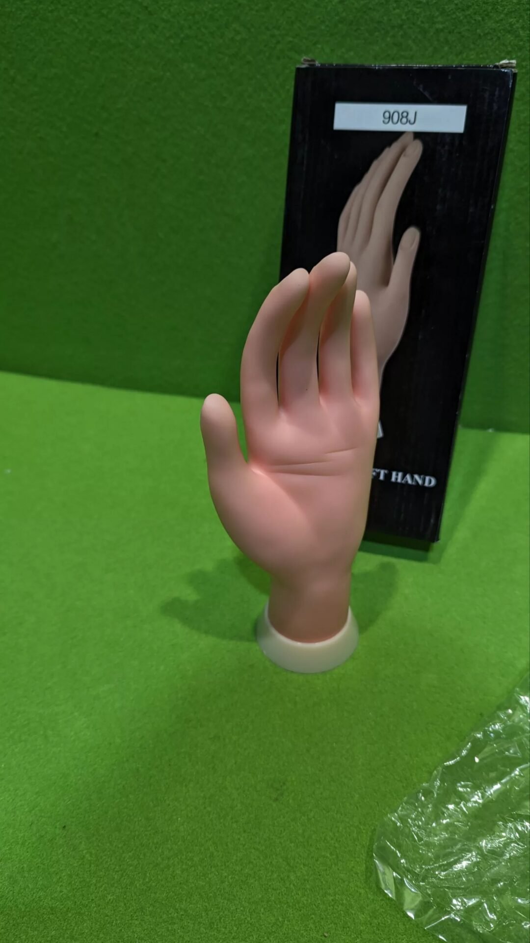 Foto 5 de Maqueta de mano para manicura con soporte blanco – Copy