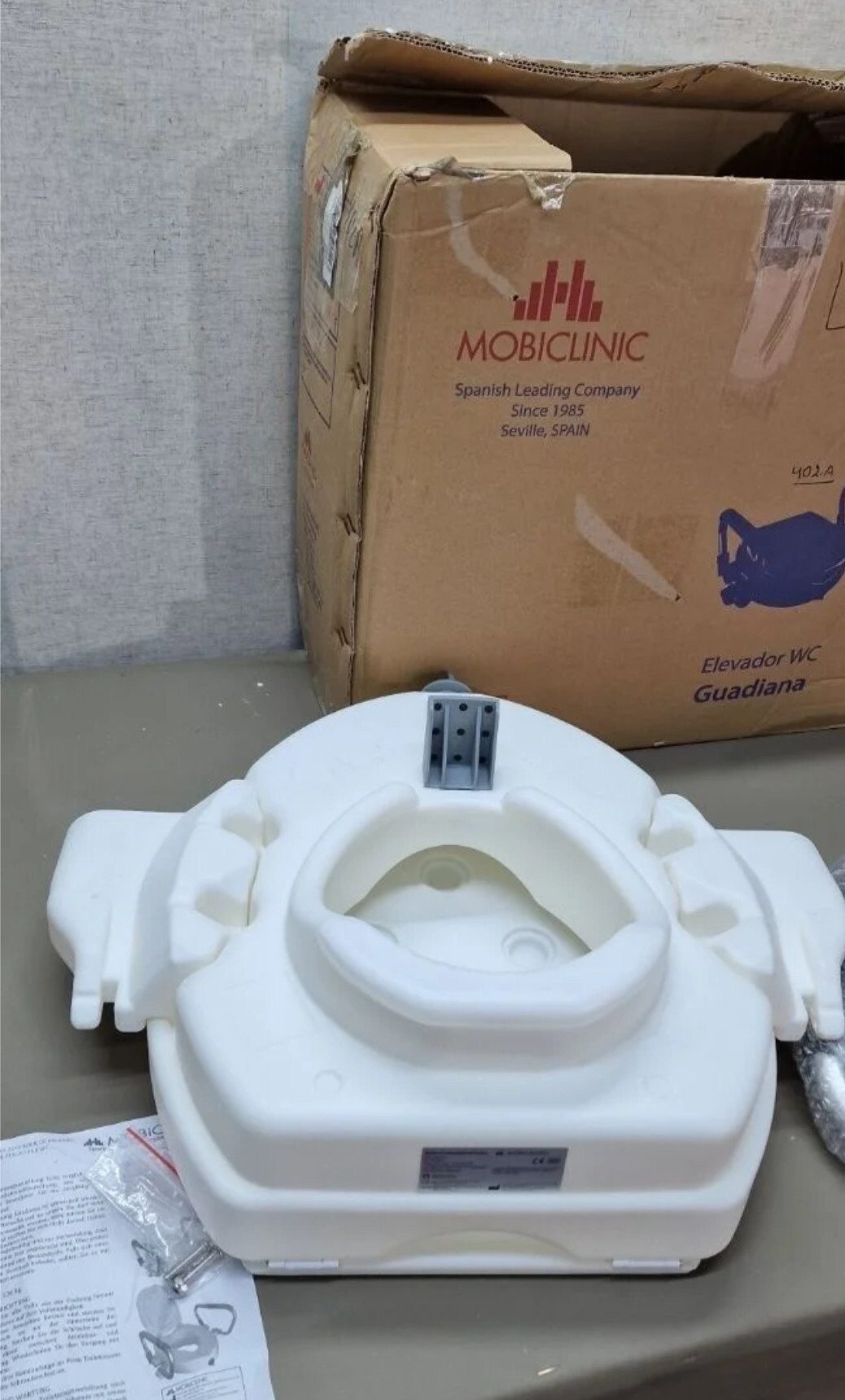 Foto 4 de Mobiclinic, Elevador WC para adultos con reposabrazos, Guadiana – Nuevo