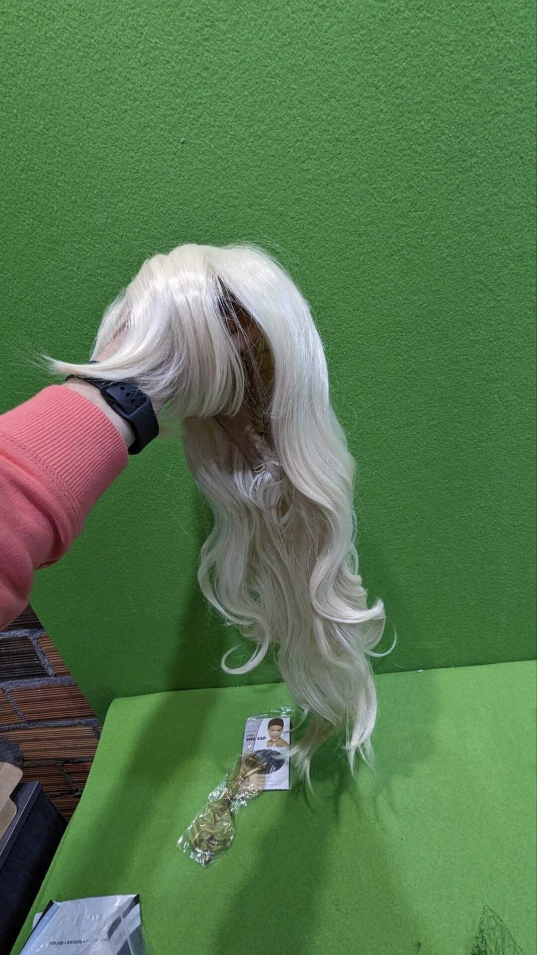 Foto 7 de Peluca Rubia Larga con Gafas y Redecilla