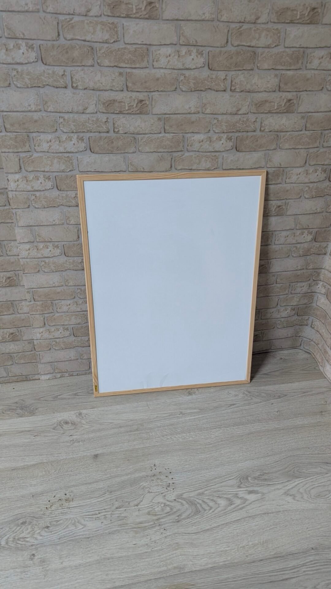 Foto 2 de Pizarra blanca magnética con marco de madera de pino, 80 x 60 cm