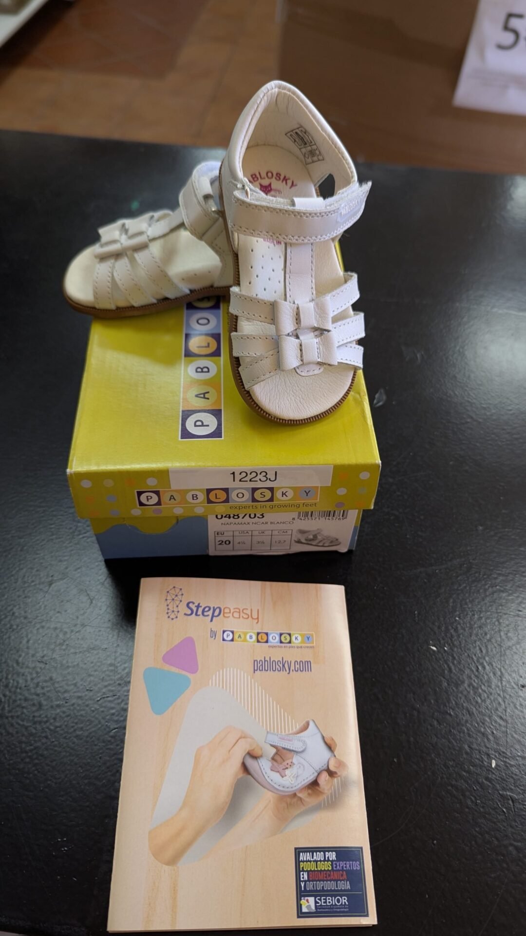 Foto 2 de Sandalia Pablosky de piel en T con velcro y lazos talla 20
