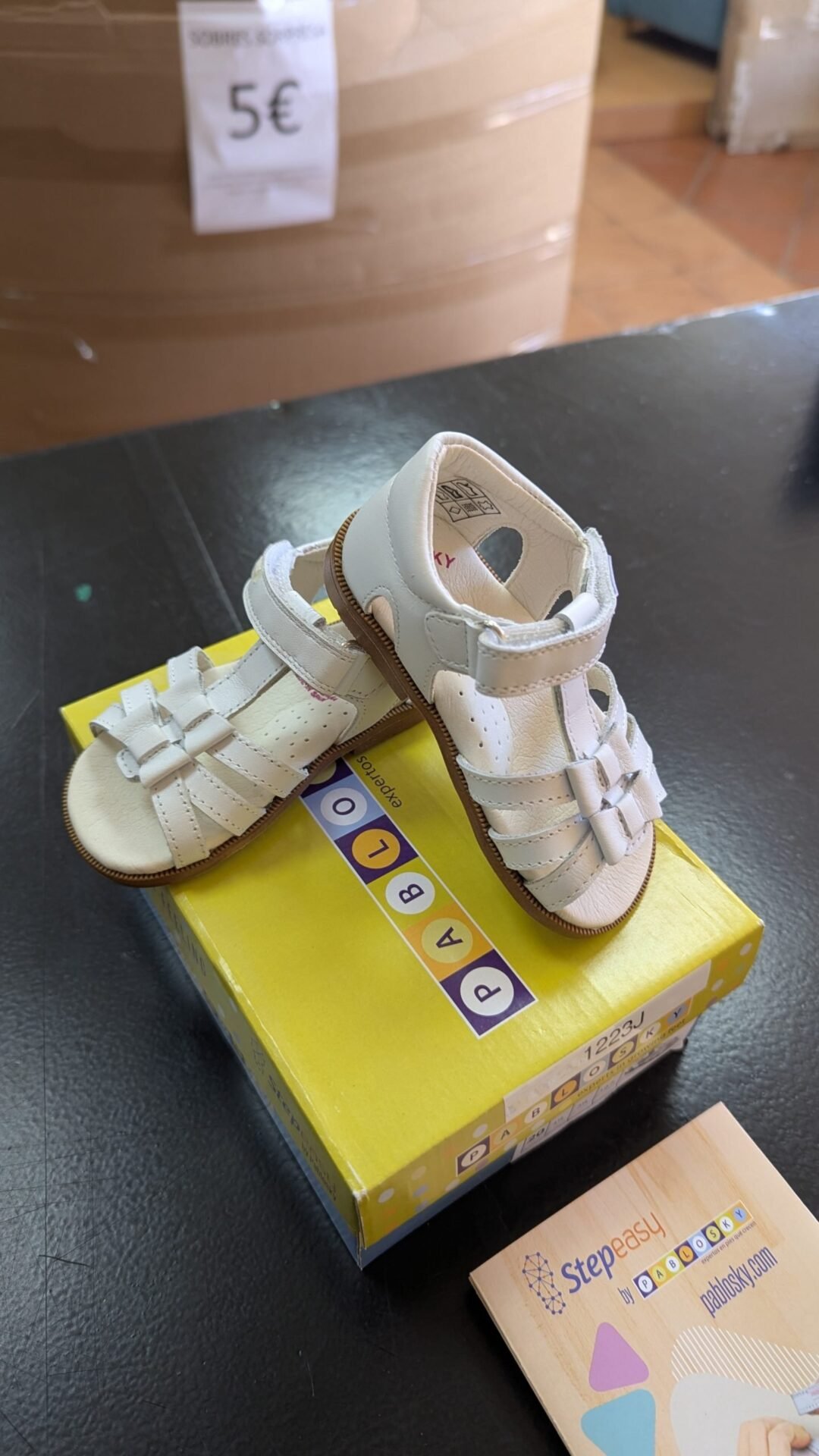 Foto 4 de Sandalia Pablosky de piel en T con velcro y lazos talla 20