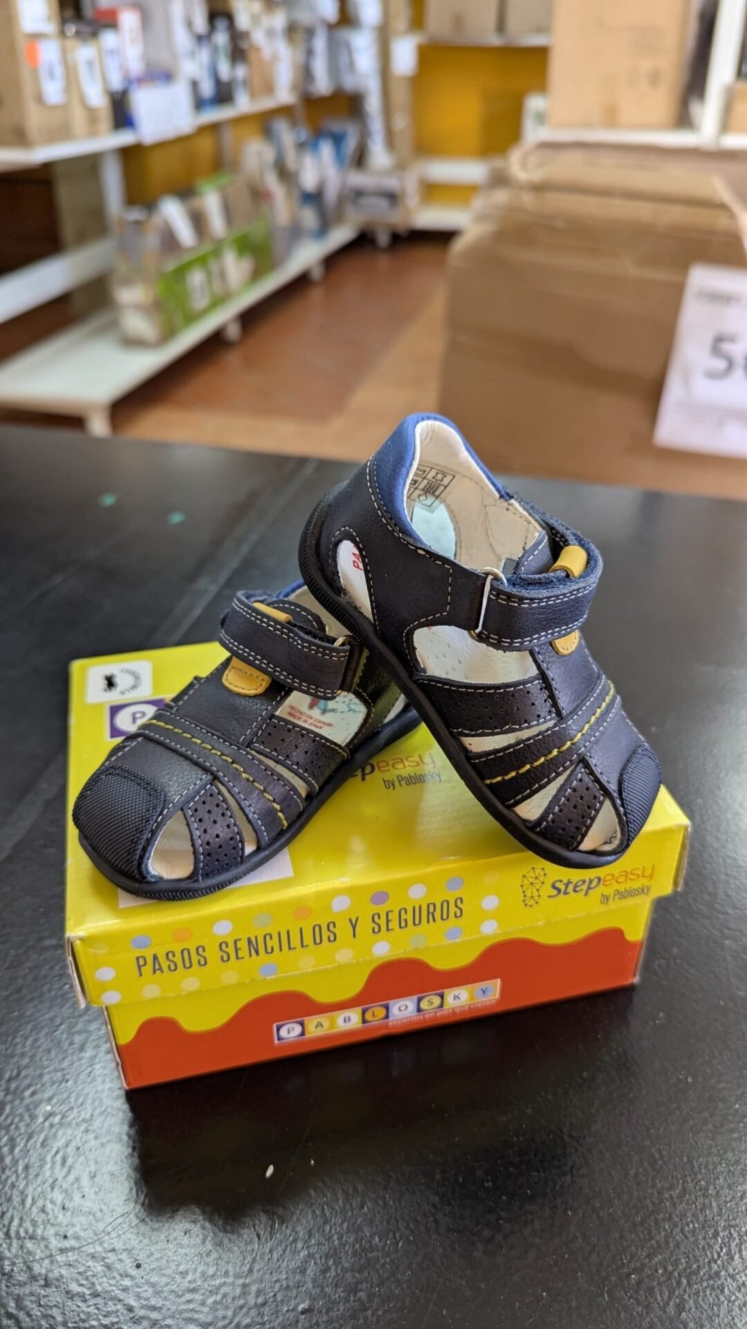 Foto 2 de Sandalias de piel para niño de Pablosky talla 19