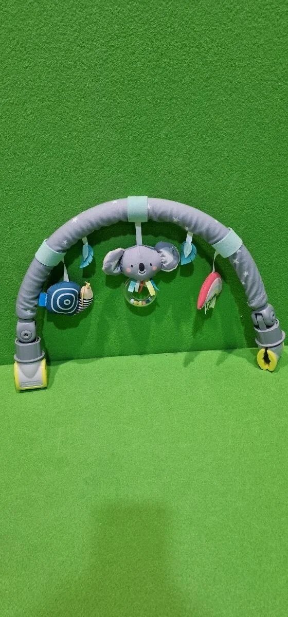 Foto 2 de Taf Toys – Arco de carrito koala Un arco de cochecito