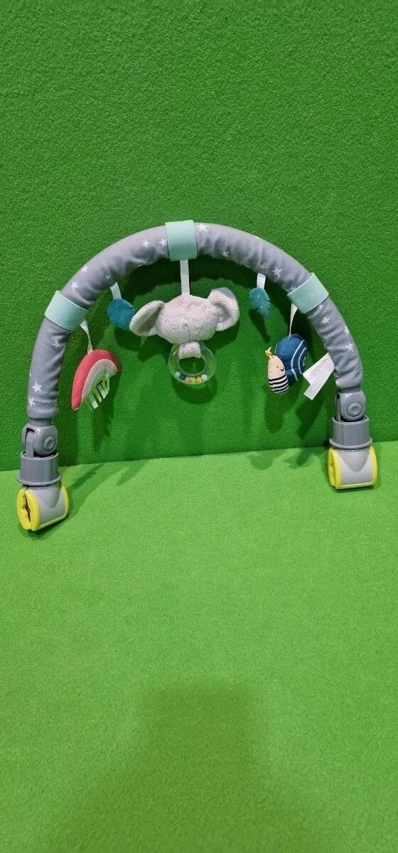 Foto 7 de Taf Toys – Arco de carrito koala Un arco de cochecito