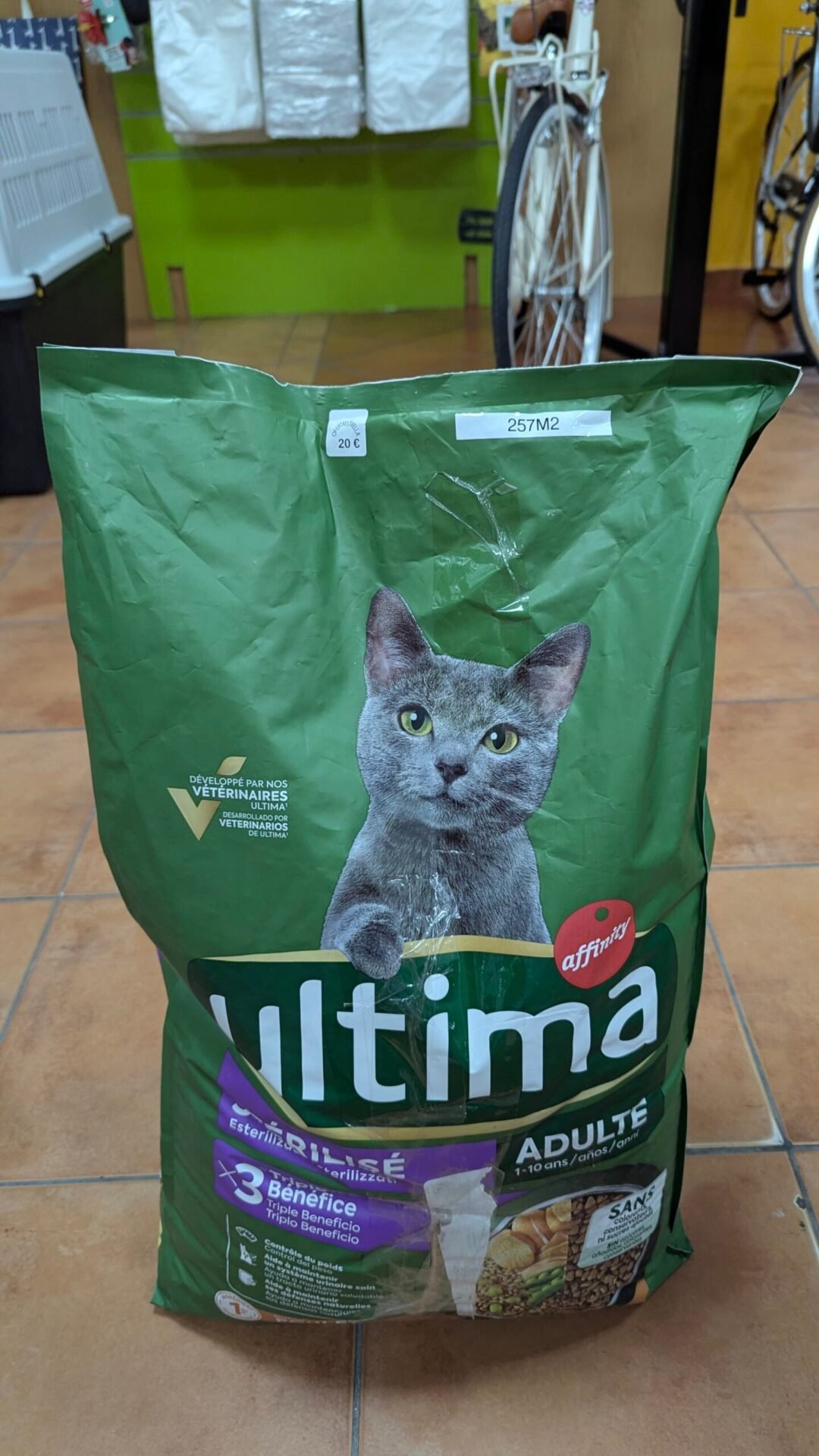 Foto 2 de Ultima Esterilizado Adult Salmon 10 kg con TARA