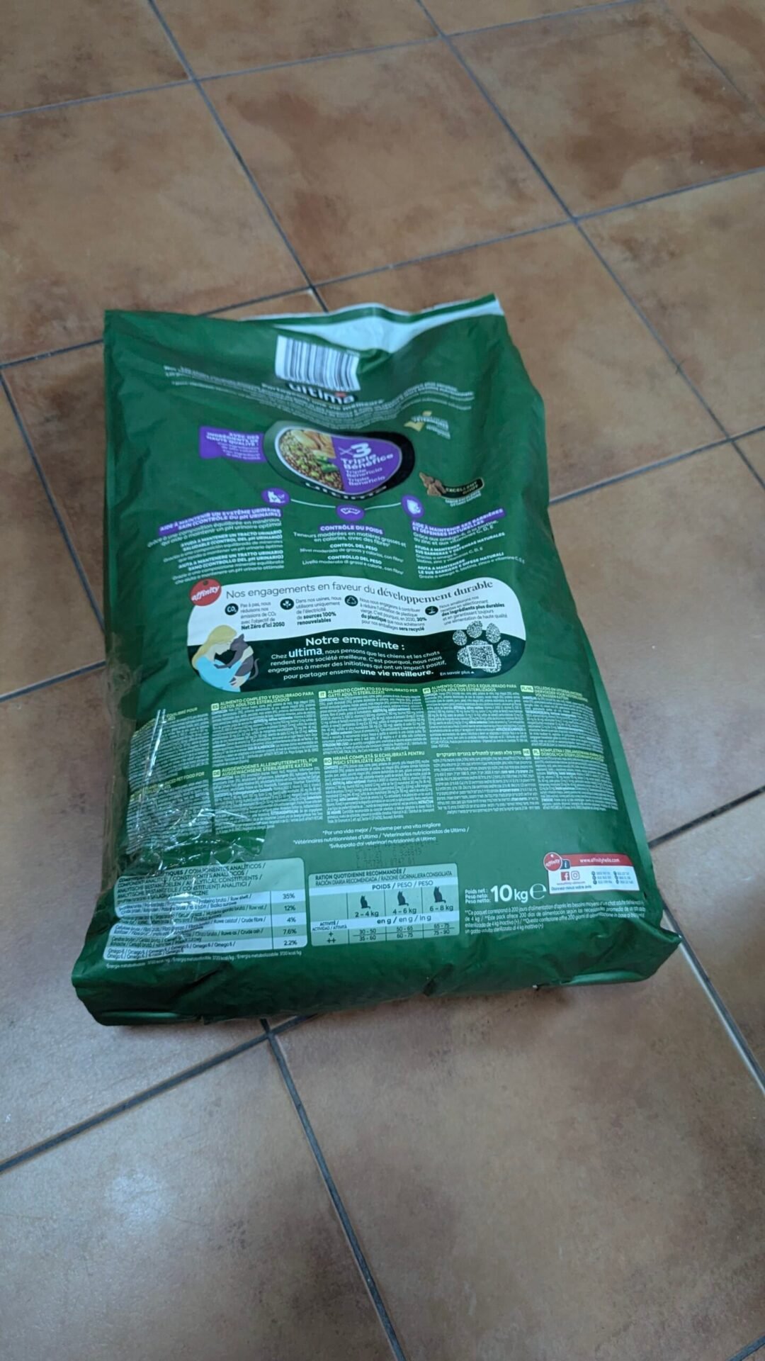 Foto 3 de Ultima Esterilizado Adult Salmon 10 kg con TARA